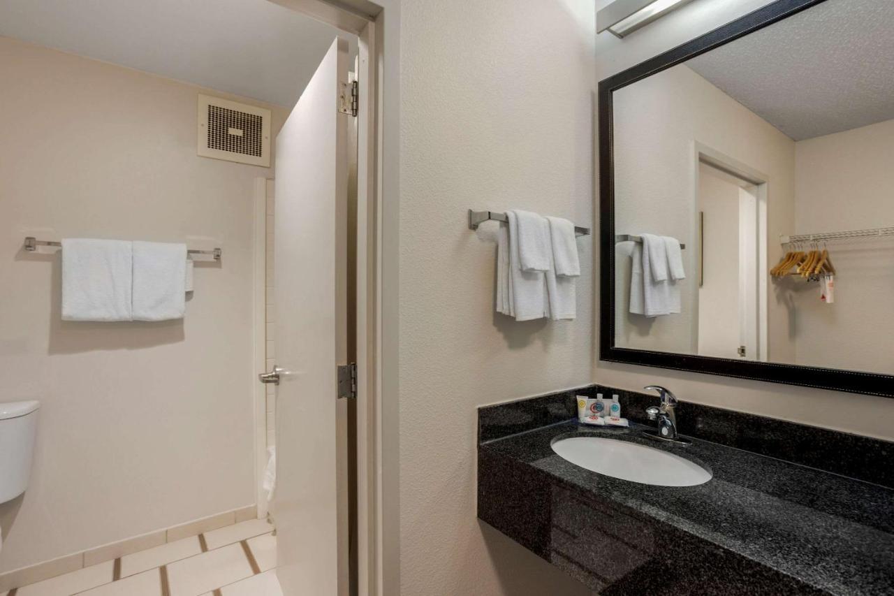 Comfort Inn & Suites Mt Laurel-Philadelphia Mount Laurel Esterno foto